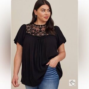 Torrid 00x/10 Crinkle Gauze Crochet Detail Black Top